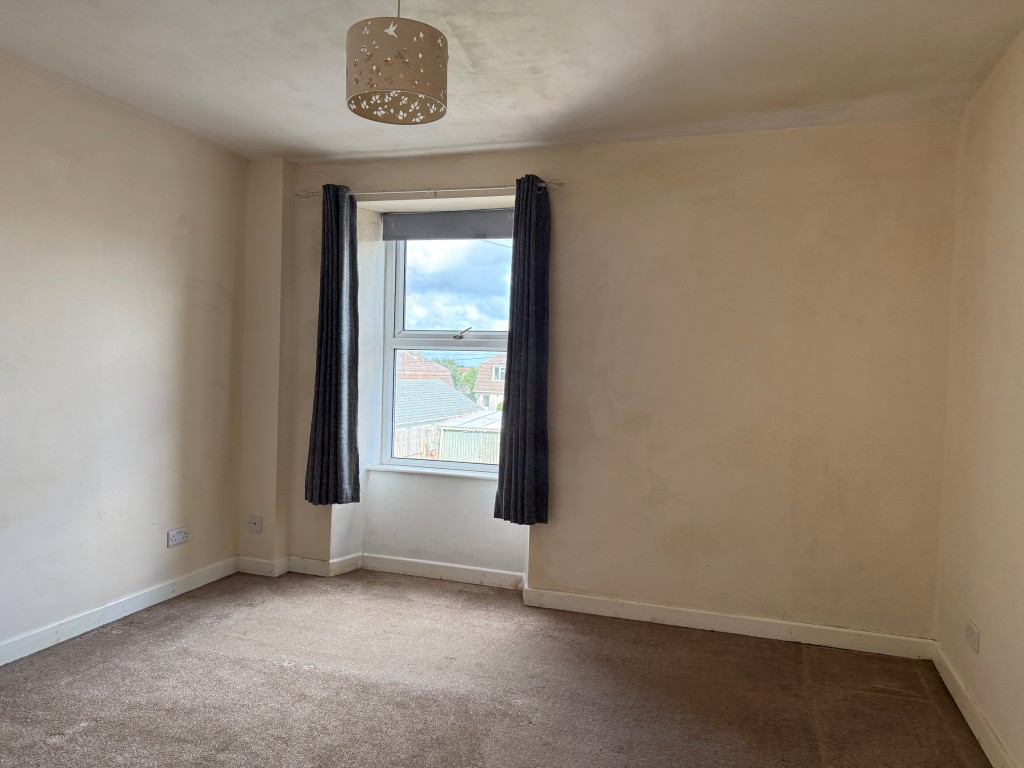 Lot: 91 - THREE STOREY TERRACED HOUSE WITH GARAGE, CLOSE TO TOWN CENTRE - Bedroom
